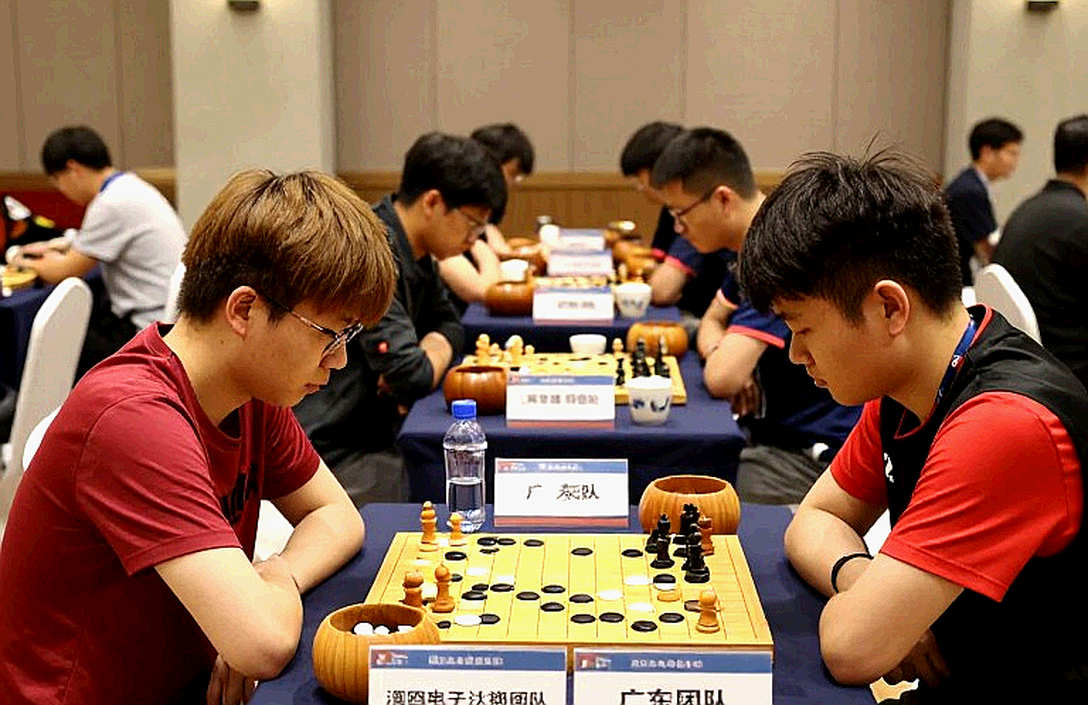 Total Chess का बुडापेस्ट पायलट: चार खिलाड़ी, तीन फ़ॉर्मैट, और लेजर के तीन खाली कॉलम